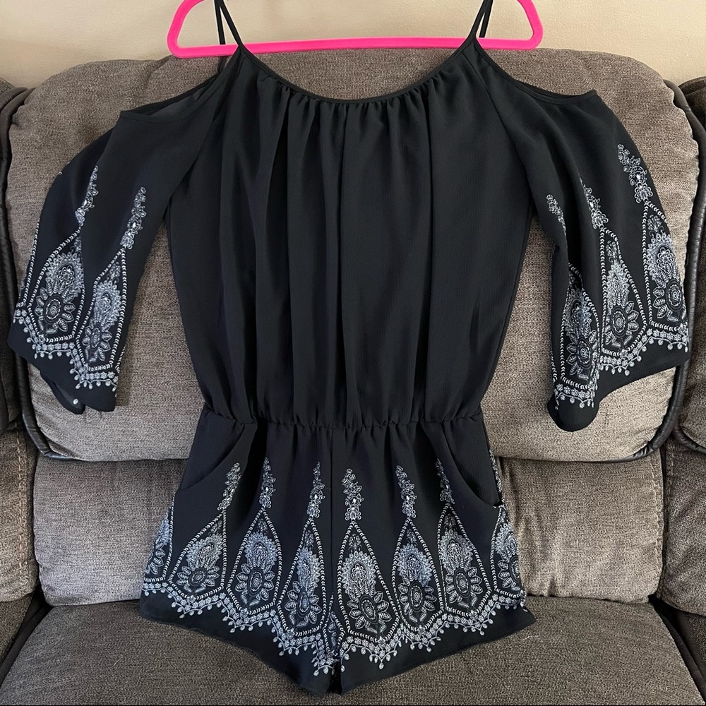 Bisou Bisou Women’s open shoulder flowy romper